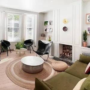 Stylish & Spacious! A Victorian House In Zone 1! * London