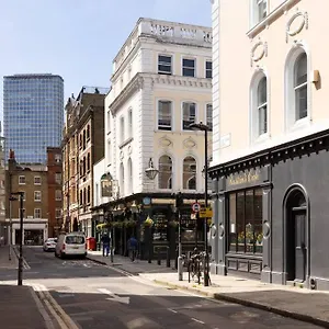 Spacious, Light-filled 2 Bedroom London