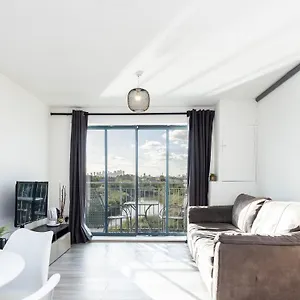 Apartment Stunning 2 Bed Flat With Views