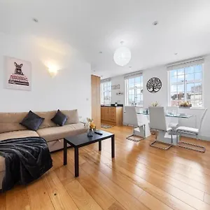 Modern 2 Bed 2 Bathroom Clapham *