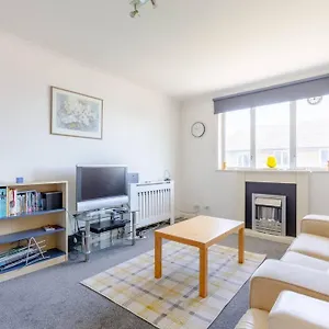 Homely 1 Bedroom In Beckton With Parking Apartment *
