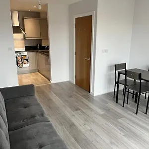 Modern 1 Bed Flat - Minutes From Newbury Park Station * Ilford
