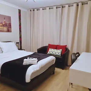 Charming Three Bedroom By The Thames Apartment London