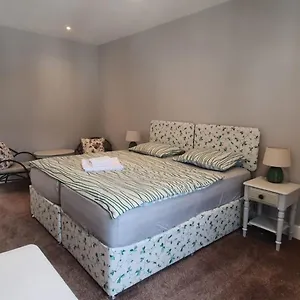 Apartment Place To In Thames Ditton