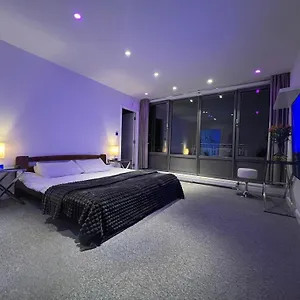 The Skyline Penthouse Homestay London