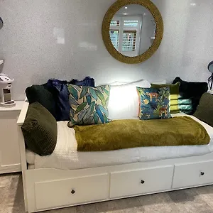 Oakwood Retreat In *