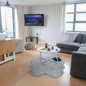 3 Bed Flat With A View Apartment *