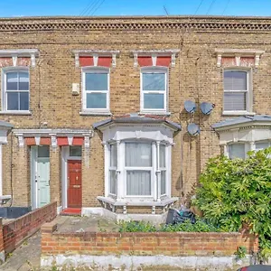 Big House, 5 Beds, 2 Bathrooms, Contractors Dream, Great Transport Links *