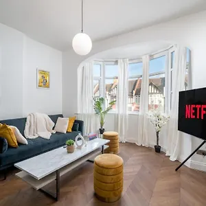 Beautiful Luxe 3 Bedroom With 4 Beds Apartment
