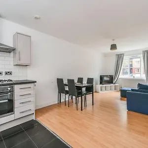 Апартаменты 3 Bedrooms Flat Crystal Palace *