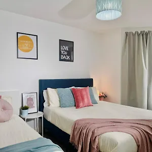 Cosy 1-bed Flat 30min To & Parking *