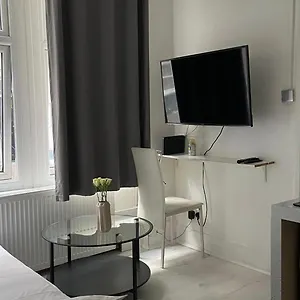 Lovely Ground Floor Miles Apart *