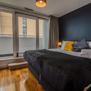 Apartment 2 Bedroom Cosy Penthouse In London *