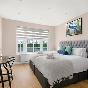 Apartment The Golden Place London
