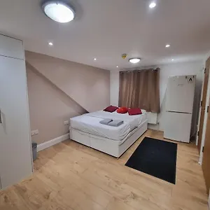 Flat, Heathrow, Free Parking, Netflix