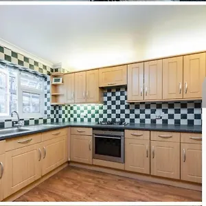 4-bed In Near Gatwick Airport London