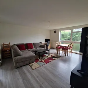 Large 1 Bed Flat In Close To Train Station Apartment *
