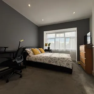 Entire House Floor Perfect For Couples & Freelancers - Available For Single Too Guest house London