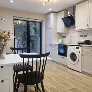 Beautiful Newly Renovated Flat In Orpington *