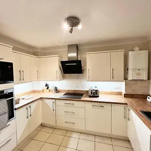 Spacious Private 3 Bed House - Great Location