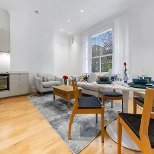 Modern Spacious 2 Bedroom Flat In * London