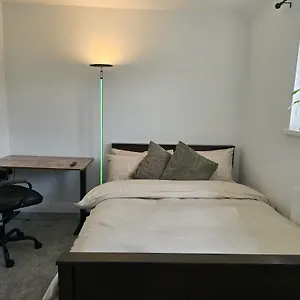 Heathrow, Hounslow, Beautiful Modern Guest house Cranford