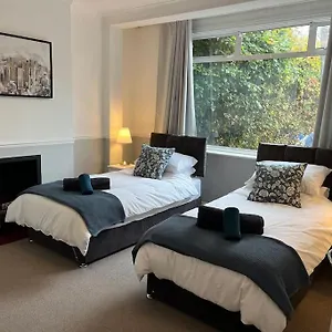 Cosy & Comfortable 3 Bed House, Office & Driveway London