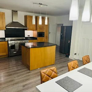 Elegant 5 Bed House Free Parking Free Wifi *