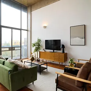 The Wenlock Arms - Inviting 1bdr Flat With Study And Balcony Apartment London