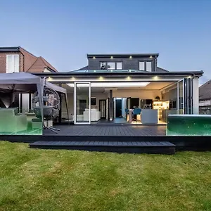 Holiday home Luxury 4-bedroom High-end Home, Includes Jacuzzi And Pool Table *