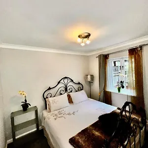 Waterfront Double With Fireplace In The Heart Of Royal Docks *