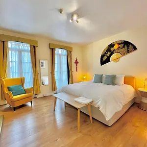 Rare Find - Spacious Studio In The Heart Of Soho Apartment