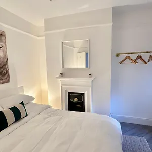 New 2 Bed Mansion Flat In Chinatown!