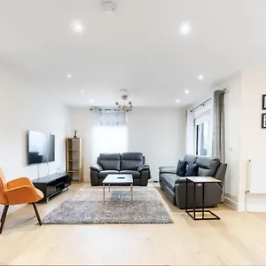 Capital Two Bedroom In Colindale Apartment