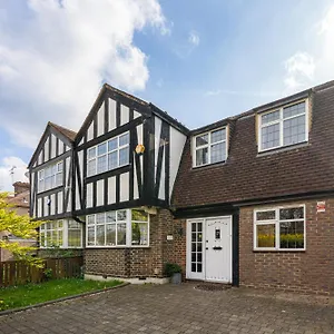 Barnet Serviced Accommodation: Elegant 5-bedroom Near Station Apartment