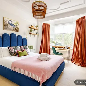 Charming Garden Flat With A Free Parking
