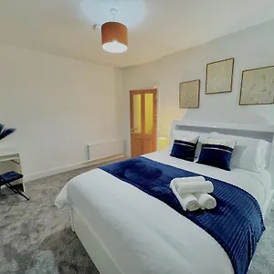 Holiday home Spacious 3 Bedroom House Near London, O2, Excel, Stratford, Tube Station & Parking Available