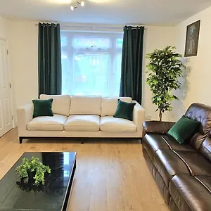 Bse Homes & Ltd Manford 3-bedroom Home, Chigwell ,greater London With Parking Sleeps 6 Ilford