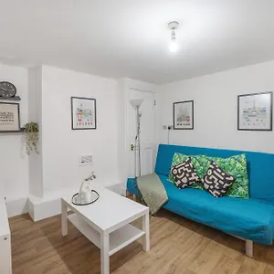 Flat Offers Superb Transport Connections Apartment *