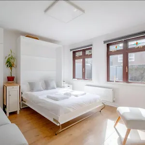 Modern With Bathroom & Garden In A Shared House - No Kitchen London