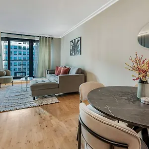 Mysquare South Quay 02 Bed In Canary Wharf