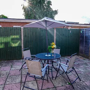 59a Comfortable 3 Bedroom Home, Sleeps 6 By Easy 2 Manage Holiday home *