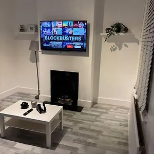 Apartment 3 Br- King Size Bed, Netflix, Garden Free Parking