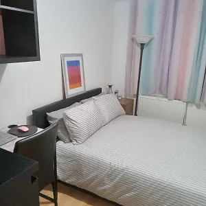 Homestay Exclusive Luxurious Double Bedroom In A Beautiful Shared Flat Close To Transit & Grocery Stores