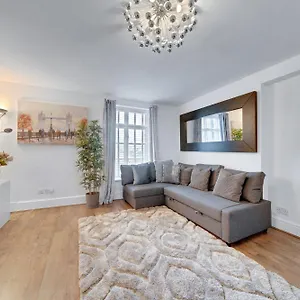 Spacious 2 Bedroom Near Excel & Canary Wharf With Free Gated Parking *