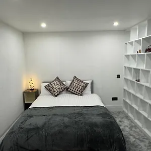 2 Bedroom Luxury Flat In Euston Apartment London