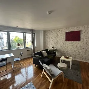 !! Londons Gem ! With Concierge Free Parking ! Gym N Heated Pool ! Restaurants ! Shops ! Great Value ! Weekend Deals Inclusive !! Apartment London