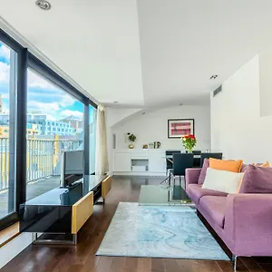 Modern Serviced 2 Minutes From Monument Tube Station * London