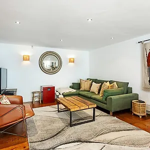Style Three Bedroom House Londen