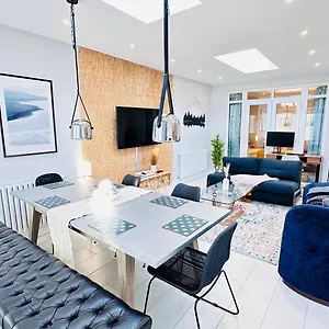 Isleworth House By Smart Corporate Holiday home *
